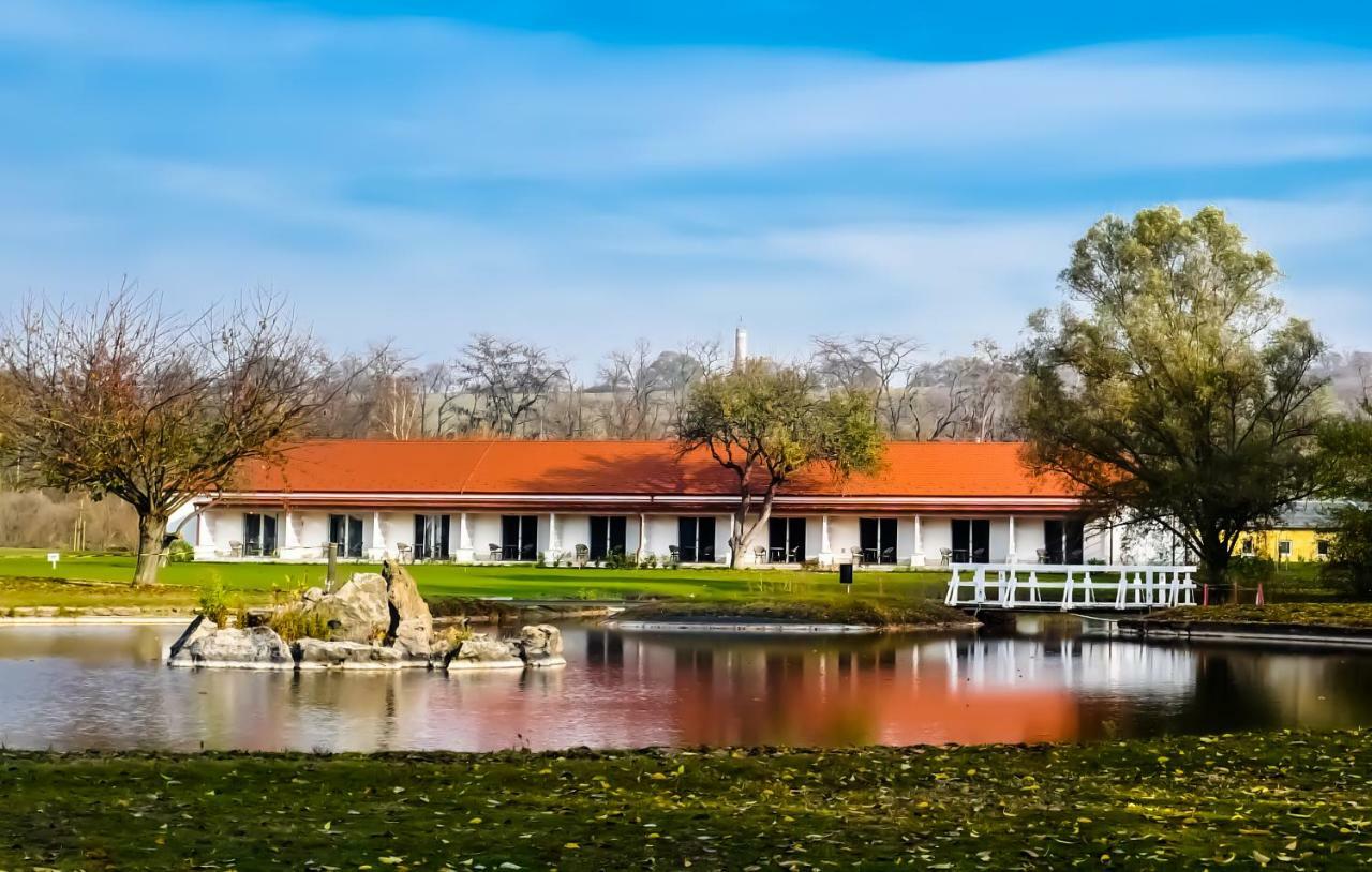 לינה וארוחת בוקר Alcsutdoboz Pannonia Golf & Country Club מראה חיצוני תמונה